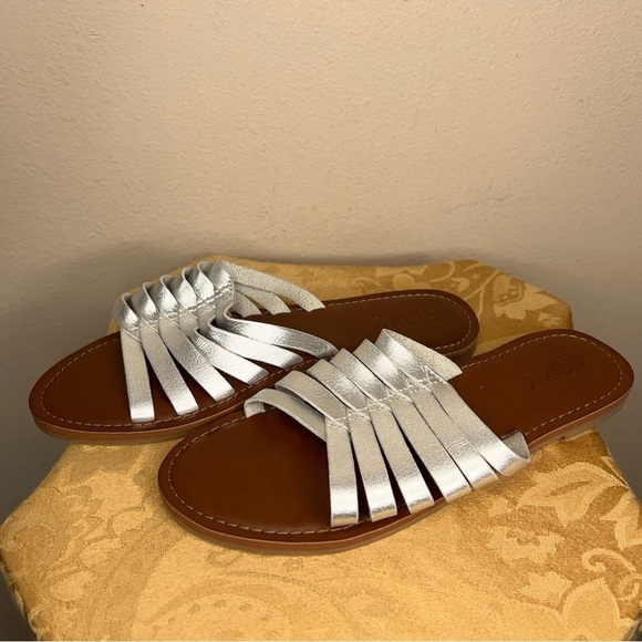 ROXY SIZE 6 SILVER TAN BROWN SANDALS BEACH VACATION SLIP IN STYLE - Picture 2 of 10